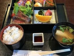 １３：３０
酒田まで来たので港でランチと思ったのですがどこも大行列。
諦めて『山居倉庫』の一角のレストランで食事。
肉も魚もごはんもどれも美味しかったです