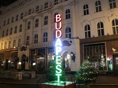 Cafe Gerbeaud前の有名な「BUDAPEST」のイルミネーション。」