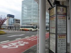 福井駅東口の1番から永平寺行き特急バスが出ます。

福井駅東口①番　8:45　→　永平寺　9:15着

福井を路線バスで廻る場合は京福バスを利用します。
今回、調べていて・・・京福バスがいかに観光客と地元客に便利なように取り組んでいるか・・感服しました。
ホームページも分かり易いし、離れた観光地を上手く結んでバスを走らせています。
12月＆平日でも路線バスで廻ることが出来ます。
http://bus.keifuku.co.jp/

尚、福井ではどこの観光地も電話で親切に詳しく教えてもらえます。
シニアなので頭の回転も鈍くなり・・・・　丸岡城、朝倉氏遺跡、京福バス、福井市観光案内所、福井県観光課、西武百貨店、プリズム等・・

ガラケーですが、今は5分以内の通話は無料なので利用させてもらいました。
福井の皆さん、有難うございました。
