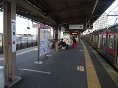 北野駅から約10分、高尾駅。
この先は単線区間で、上り電車が来るまでしばらく停車。