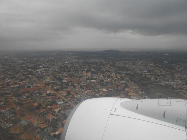 カイロから6時間半、アクラの上空に差し掛かってきました。