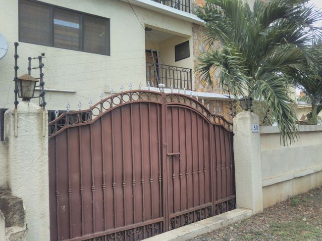 周囲は撮影もはばかれる程の雰囲気が漂っており、ドライバーにこのエリアは安全なのか尋ねるてみると「フィフティ フィフティ」という答え。うーん｡｡｡