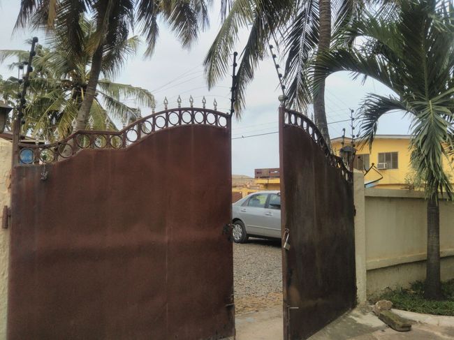 ナミビアでの一件があって以来治安にはかなり敏感になっており、急いでホテルの敷地に入ります。<br />★2016年「ナミビアでタックル強盗にあう」旅行記はコチラ<br />https://4travel.jp/travelogue/11170685