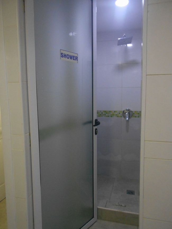 こちらにはシャワールームがあります。帰路はアクラ深夜着早朝発で空港泊の予定なので利用できそうです。