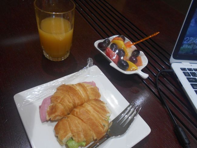 情報ではTAPのアクラ～サントメ間の機内食がひどいそうなので、こちらで軽く食事をとっておきます。