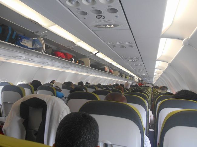 機内は国籍不明のヨーロピアンでほぼ満席でした。