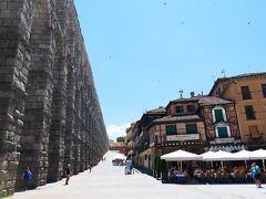 セゴビア　ローマ水道橋にきました！
2,000年以上も前に古代ローマ人によって造られた水道橋。高さ28.5mで現在もしっかりとその姿を留めています。当時の技術力の高さに驚きしかないです！