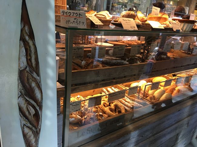 テイクアウトはカウンター越しに注文するシステム。<br />スタッフの方々がパンの食べ方をアドバイスしてくれたり、すごくフレンドリーで素敵なお店でした。