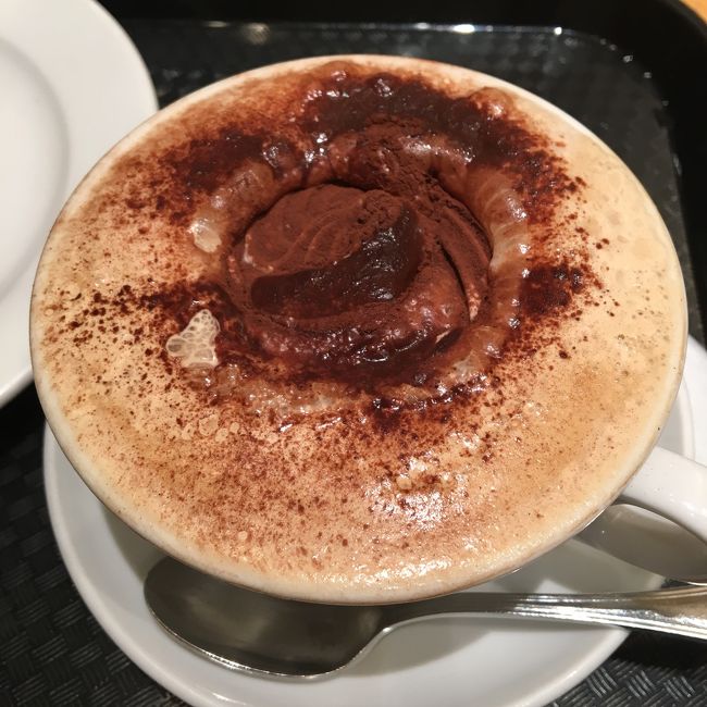 このお店はイートインスペースが充実しているので嬉しいです。<br />寒かったので甘めのホットドリンクで一休み。