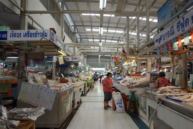 BTSと地下鉄を乗り継いでオートーコー市場へ。去年はBTSのモーチット駅から歩いて暑かったので眼の前まで行ける地下鉄で。