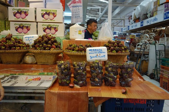 オートーコー市場で売っているドライフルーツが美味しかったので買いに来た。ついでにマンゴスチンなども買う。<br />去年は雨季だったので果物が豊富だったけど今年は乾季。やっぱり乾季は果物が物足りないなあ。