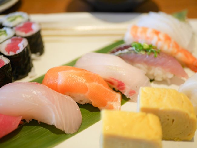 ゆうたろうセントラルエンバシー店。<br />ここのランチはなかなかお得。ランチセットは色々あるけどもちろん寿司を選択。<br />本格的な寿司に茶碗蒸しやお吸い物、デザートなどもついて400B以下というお得さ（税・サービス別）。