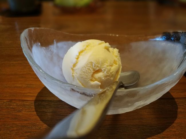 デザートのアイス。果物も選べた。