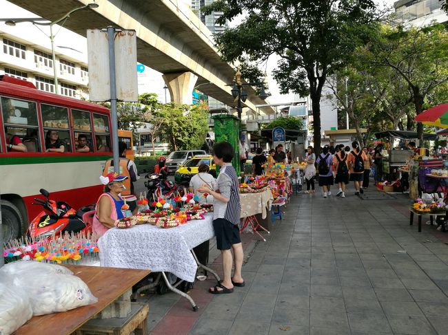 もうロイクラトンの灯籠が売られていた。