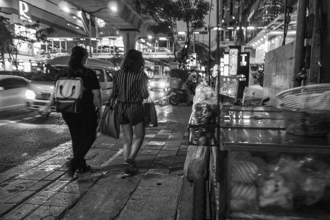 満腹で苦しいので寄り道はせずプロンポンに戻る。