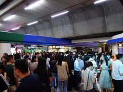 プロンポン駅は大混雑。
