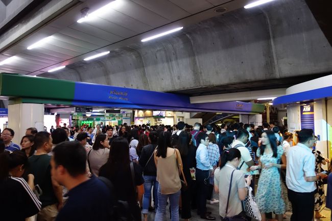 プロンポン駅は大混雑。
