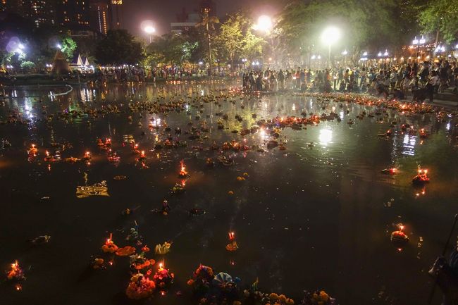 公園に入るとそこまで人は多くなかった。池まで行って灯籠を見て癒やされよう・・・と思ったけどあまりきれいじゃなかった。<br />水が流れる場所じゃないと灯籠が流れないせいかな。