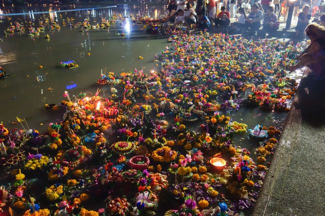 しかしそれなりに美しい光景でもあり、見に来て良かった。<br />場所柄日本人も多く、タイの民族衣装を着た子供なども。<br /><br />それにしても色鮮やか。