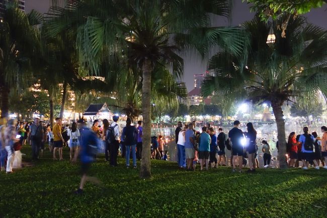 馬鹿騒ぎのソンクラーンと違って落ち着いた雰囲気のロイクラトンはいいものだ。