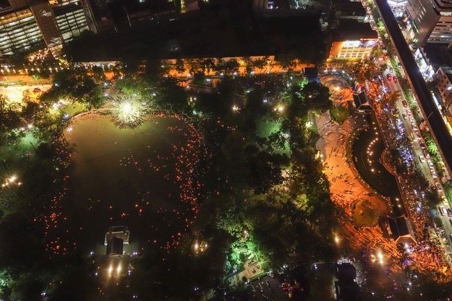 下から見たら次は上から。<br />