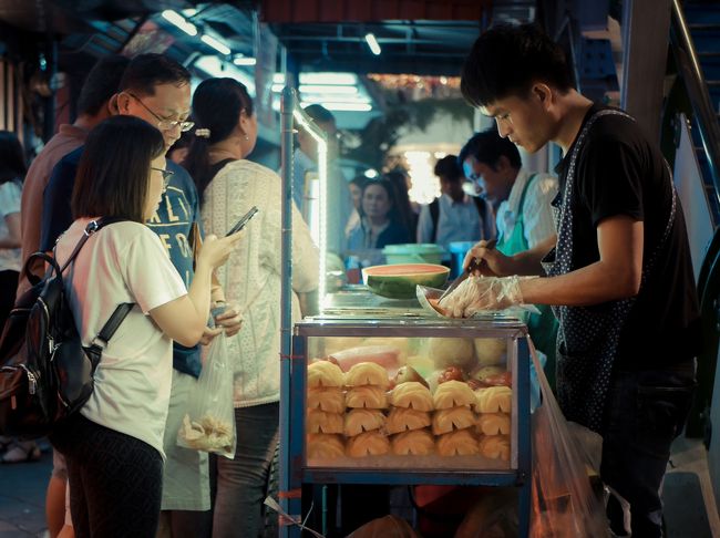 夜のフルーツ屋台。<br /><br />出かけたついでにフジスーパーに行って、お土産を買うついでにカップ麺とビールも買って部屋で食べる。たまに無性に食べたくなるタイのカップ麺。