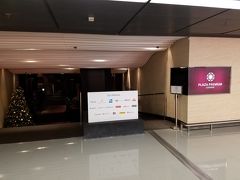 到着後、両替とsimカードを購入して一息つくためにラウンジへ。
こちらはアライバルラウンジとして利用できるもので、プライオリティ・パスで利用できます。香港、いいですね！
場所はエアポートエクスプレスのりばの下です。