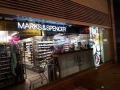 イギリスでお世話になったマークスアンドスペンサーが香港にもあります。おみやげをいろいろ購入。