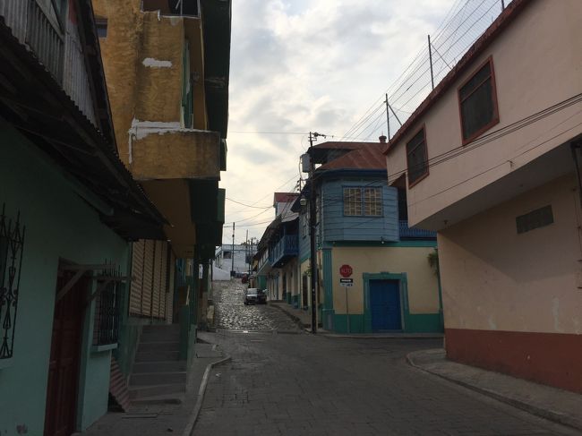 早朝。ホテルまで迎えに来てくれるバスで、ベリーズへ向かいます。