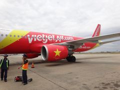 初Viet Jetの席は2列目の窓側でした。隣の人が「席替わって欲しい？」と聞いてきたので「変わって欲しくない」と返事しました。変わって欲しいかって聞かれたことは前にもあります。なんで「変わってくれない？」って言わないんでしょうねぇ。乗客は90％以上ベトナム人でした。団体ツアーで使っているようです。