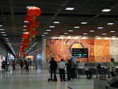旧正月（中国正月）が終わったばかりで、空港も中国っぽい飾りが目立ちます。タイの旧正月（ソンクラン）はもう少し先です。
