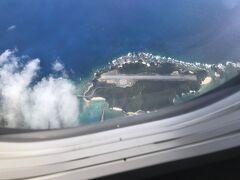 しばらく行くと窓の端ギリギリですが、慶良間空港が見えました。

慶良間空港は残念ながら定期便もなく、空路で伺うことは当分なさそうです。