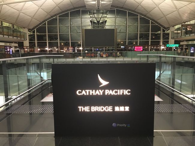 香港の乗り継ぎは3時間弱<br />帰りは私のお気に入りザ・ブリッジで休憩