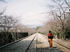 痛みにも負けず歩き続けると今度は線路が現れた。事前学習も大切だけど、こんなふうにして知らない場所に自分の足で偶然たどり着けるのって特別な感じがする。
途中案内板があり読んでみると、どうやらこれは電車が走るレールではなくインクラインと呼ばれる貨物を運ぶレールだったようだ。