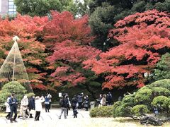 １２時過ぎに小石川後楽園に到着。
園内は、紅葉狩りのお客さんでごった返しています。