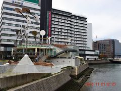 水上公園SHIP’S GARDEN。
https://www.spinglass.co.jp/ships-garden

福岡の二大繁華街、天神と中洲の境に位置し、船をモチーフにガラスを多用した斬新な建物で水上公園としてつくられたパブリックスペースです。