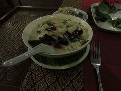 夕食はホテル下のモールにあるタイ料理店。タイに来たからにはタイ料理を！