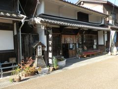 　醤油屋喜代治商店です。店先は中山道の雰囲気を出していました。古い暖簾も味わい深いものがあります。