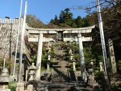 　加茂神社の鳥居です。急峻な階段を上がって行きます。神社の背後に名神高速道路が走っています。当初は現在地より南に鎮座していたそうです。名神高速が通ることになり醒井宿の東の入口付近である現在地に遷座したそうです。