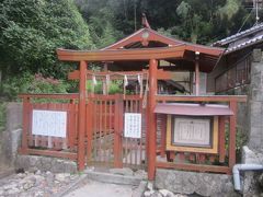 神社の境内からはかなり離れた立地で、せっかく歩いて行ったのですが、取水時間に制限があって、既にこの日は施錠されていて、汲むことができませんでした。

なんでも、年々水量が減っているそうで、名水百選にも指定されているそうなのですが、今後のことを考えると、この制限は仕方がないことなのかもしれませんね。