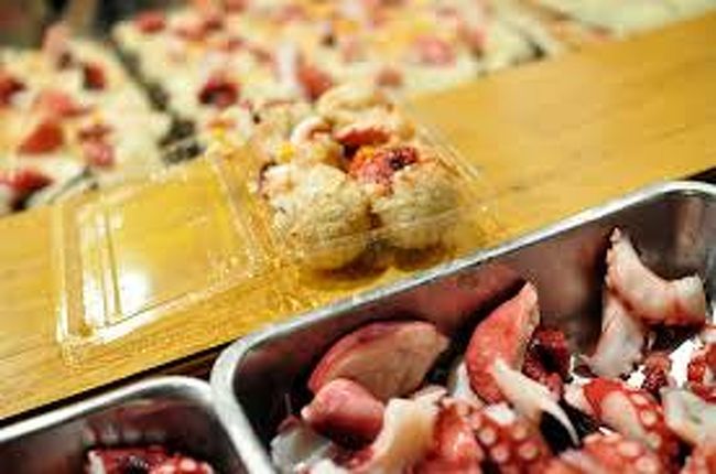 近鉄奈良駅からほど近い商店街でたこ焼きが有名だったので、たこ焼きをいただきました！中がカリッとしていて美味しかったです！