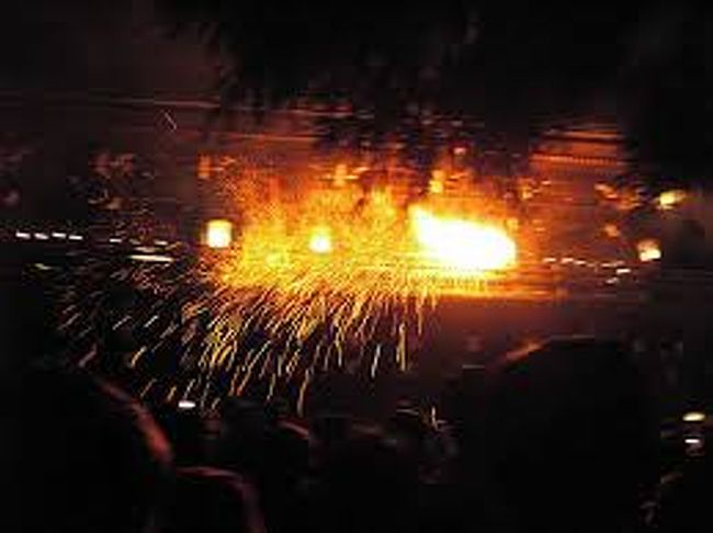 くるくると火の玉が回転するたびに、火の粉が飛んできます。。。