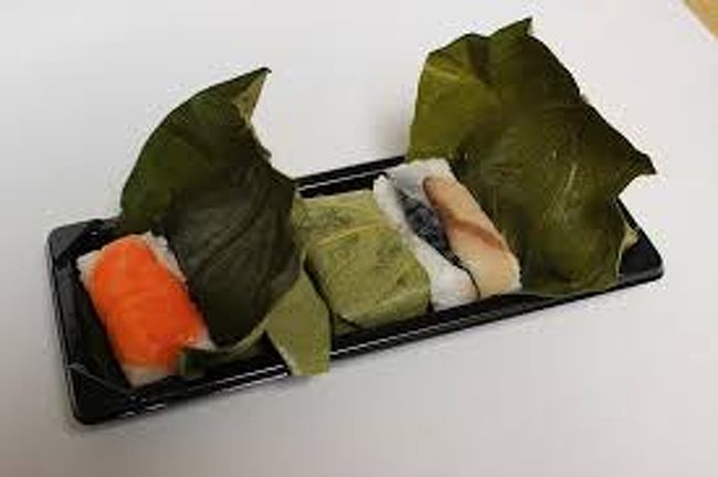 奈良の名物、柿の葉寿司。柿の葉の良い風味がかおって、風流でした。