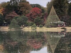 １４時半過ぎに、六義園に到着。
六義園は、５代将軍綱吉の信任が厚かった、幕府側用人柳沢吉保が造った庭園。