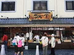 近鉄奈良駅のところの東向商店街には、和菓子屋さんも多く、とても落ち着いた雰囲気でした。