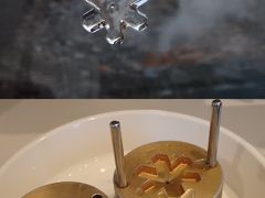 金属で氷をはさんでつくる 氷のペンダント。
融けてなくなるのが儚いね。