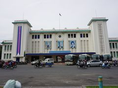 ●プノンペン駅

ストゥーパの後ろにプノンペン駅。
正式には、プノンペン・ロイヤル駅。
カンボジア王立鉄道の駅です。