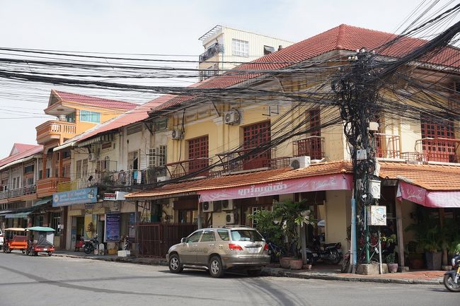 ●Preah Ang Eng St. (13)<br /><br />王宮を目指し、歩きます。<br />川沿いは、道が危険だったので、一旦、街中を歩きます。<br />この電線、いったいどういうことなんでしょう(笑)。