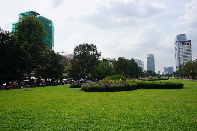 ●自由広場＠Preah Ang Eng St. (13)沿い<br /><br />この広場の奥が、プノンペン駅になります。<br />今日は、この広場を中心に行ったり来たりしている気がします(笑)。