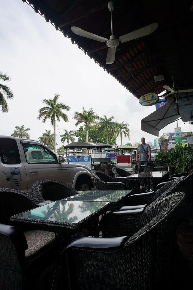 ●リバーサイドビストロ＠トンレサップ川界隈<br /><br />排ガスも気にはなりますが、オープンテラスは大好きです。<br />街並みを楽しみながら、休憩します。